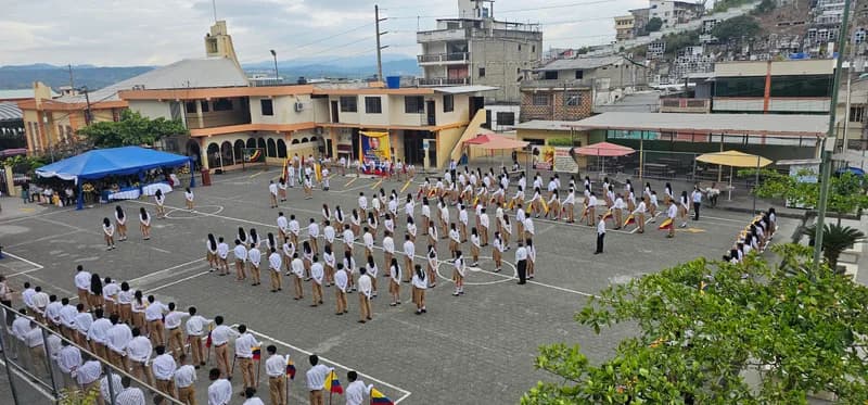 Estudiantes participan en una ceremonia cívica de formación en el patio de la Unidad Educativa Fiscomisional Don Bosco